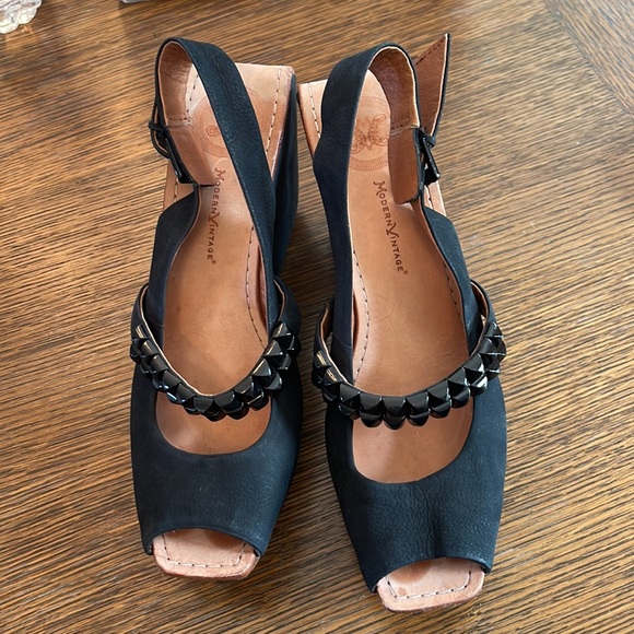 Modern Vintage black peeptoe studded wedges - Picture 9 of 11